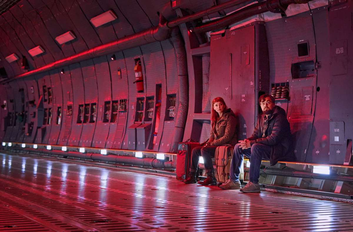 Die Kometen-Entdecker (Leonardo DiCaprio und Jennifer Lawrence) werden mit einer Militärmaschine direkt nach Washington geflogen.
