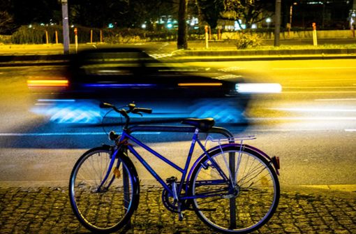 Das  Mädchen wollte mit ihrem Fahrrad eine Straße überqueren, als es von einem Auto erfasst wurde. (Symbolbild) Foto: Lichtgut/Max Kovalenko/Lichtgut/Max Kovalenko