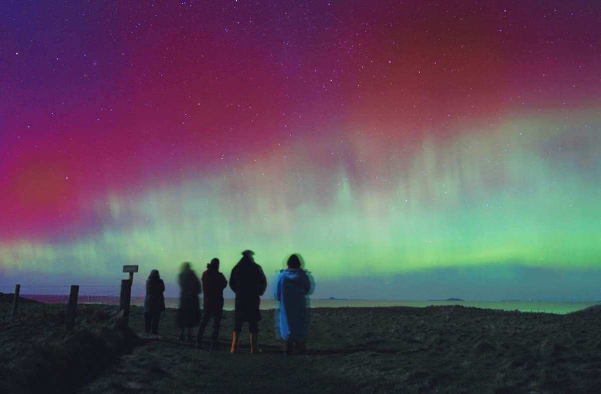 Dieses Foto zeigt Polarlichter in der Nacht auf Montag über den Hebriden in Schottland.