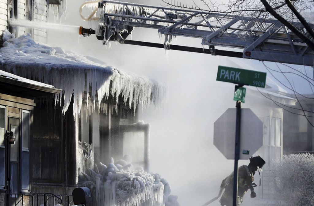 Feuerwehrleute löschen in der Stadt Saint Paul (US-Bundesstaat Minnesota) einen Brand in einem Wohnhaus. Das Löschwasser sorgt für die Entstehung von bizarren Eiszapfen.