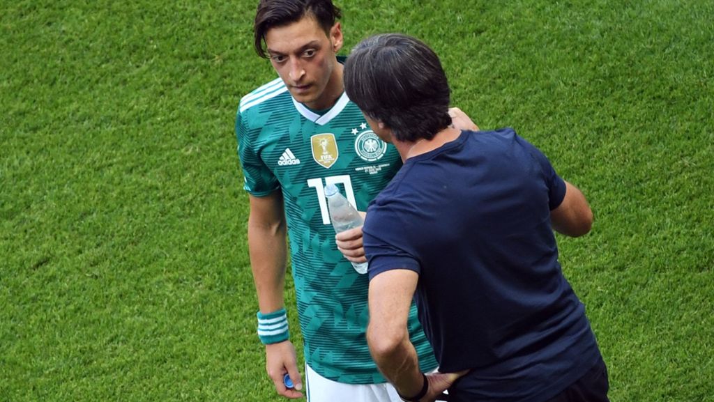  Mesut Özils Rücktritt aus der Nationalelf, seine Rassismus-Vorwürfe gegen den Deutschen Fußball-Bund und seine massive Kritik an Medien und DFB-Sponsoren haben eine hitzige Debatte losgetreten. 