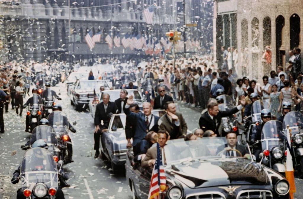 Vier Millionen Menschen kamen am 13. August 1969 nach New York, um die Astronauten Buzz Aldrin, Michael Collins und Neil Armstrong (von links im vorderen Auto) bei einer Konfetti-Parade zu feiern. Teilweise fiel das Konfetti so dicht, dass man die Astronauten kaum sah.