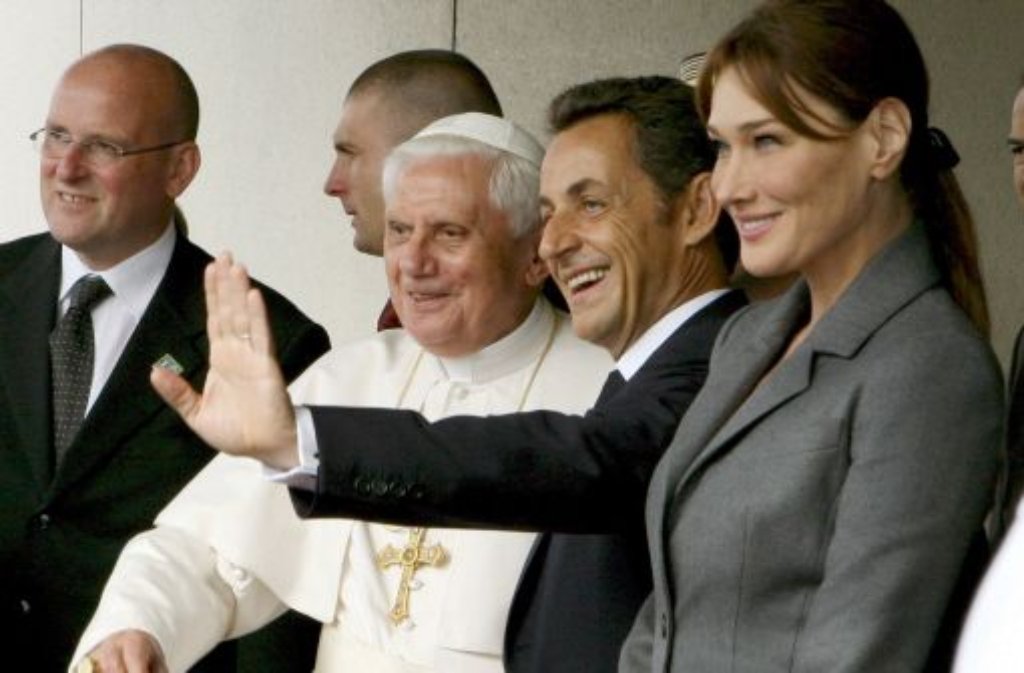 Carla Bruni (rechts) und ihr Ehemann Nicolas Sarkozy (zweiter von rechts) besuchen Papst Benedikt XVI. (Mitte).