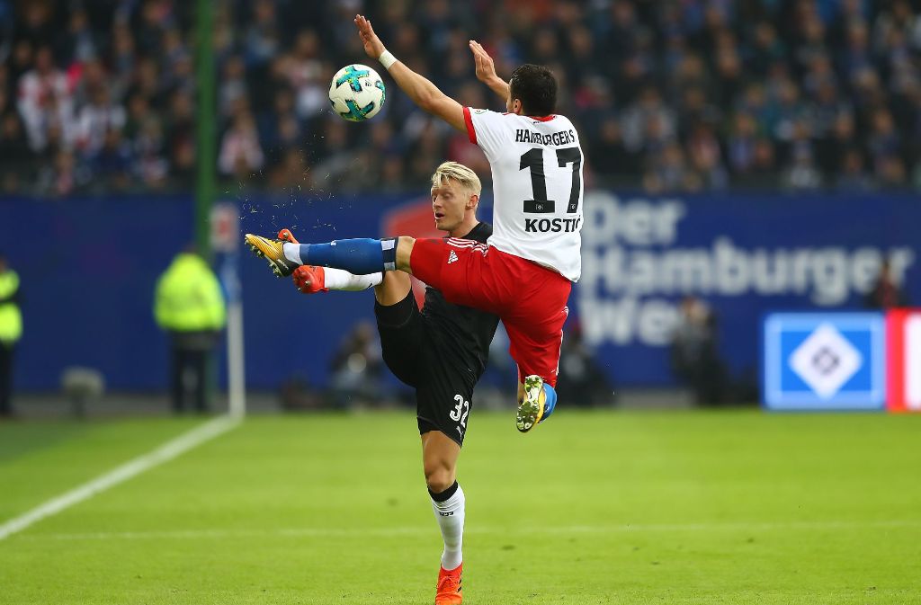 Hoch das Bein: der VfB-Verteidiger Andreas Beck (links) und der HSV-Angreifer Filip Kostic vollführen einen gewagten Tanz um den Ball.