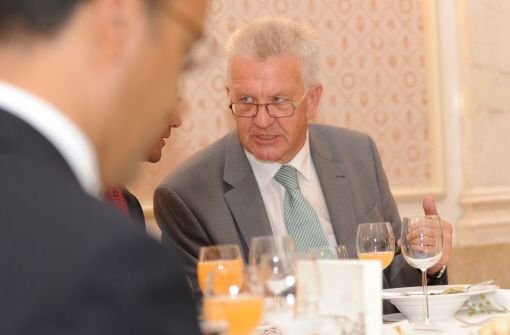 Mit 100 Gästen verschiedener Glaubensrichtungen hat Ministerpräsident Winfried Kretschmann (Grüne) das muslimische Fastenbrechen zelebriert. Foto: dpa