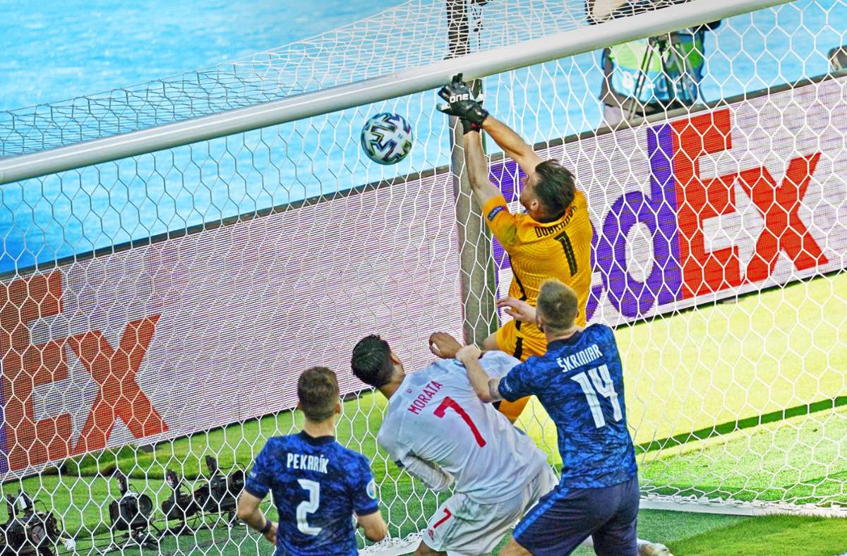 Das bislang kurioseste Eigentor der EM: Der slowakische Keeper Martin Dubravka schlägt den Ball gegen Spanien ins eigene Netz.