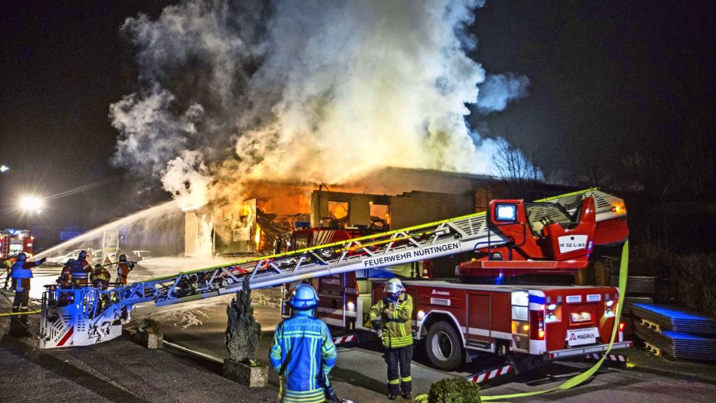 Frickenhausen im Kreis Esslingen: Firmenhalle brennt nieder