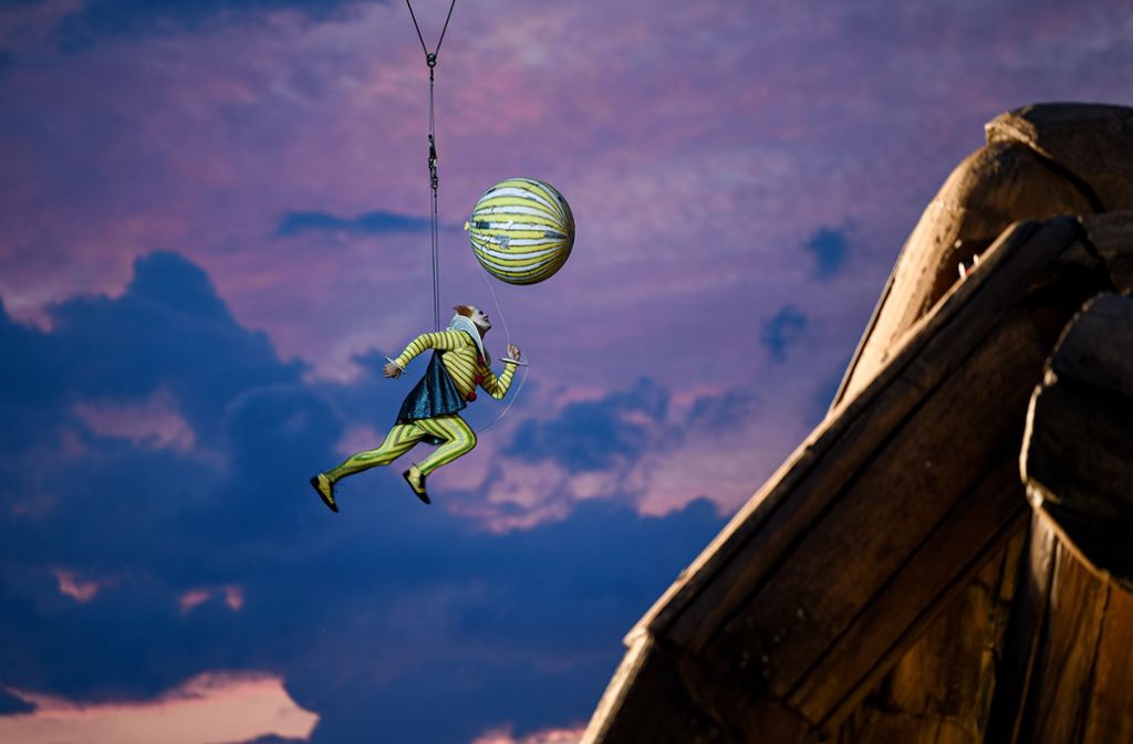 Zur Ouvertüre schwebt ein Rigoletto-Double mit einem Miniballon über den See