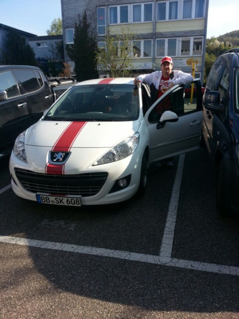 Ich, in weiß-rot, mit Dose des VfB-Energy-Drinks in weiß-rot, in der Hand, vor bzw hinter meinem Auto. Natürlich in weiß-rot!#jetztweissrot