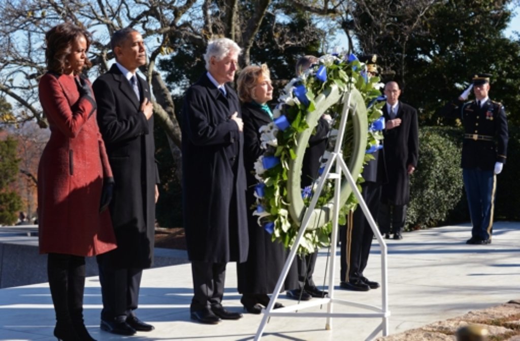 Bereits am Donnerstag legten US-Präsident Barack Obama und seine Frau Michelle zusammen mit den Clintons an Kennedys Ehrengrab einen Kranz nieder.
