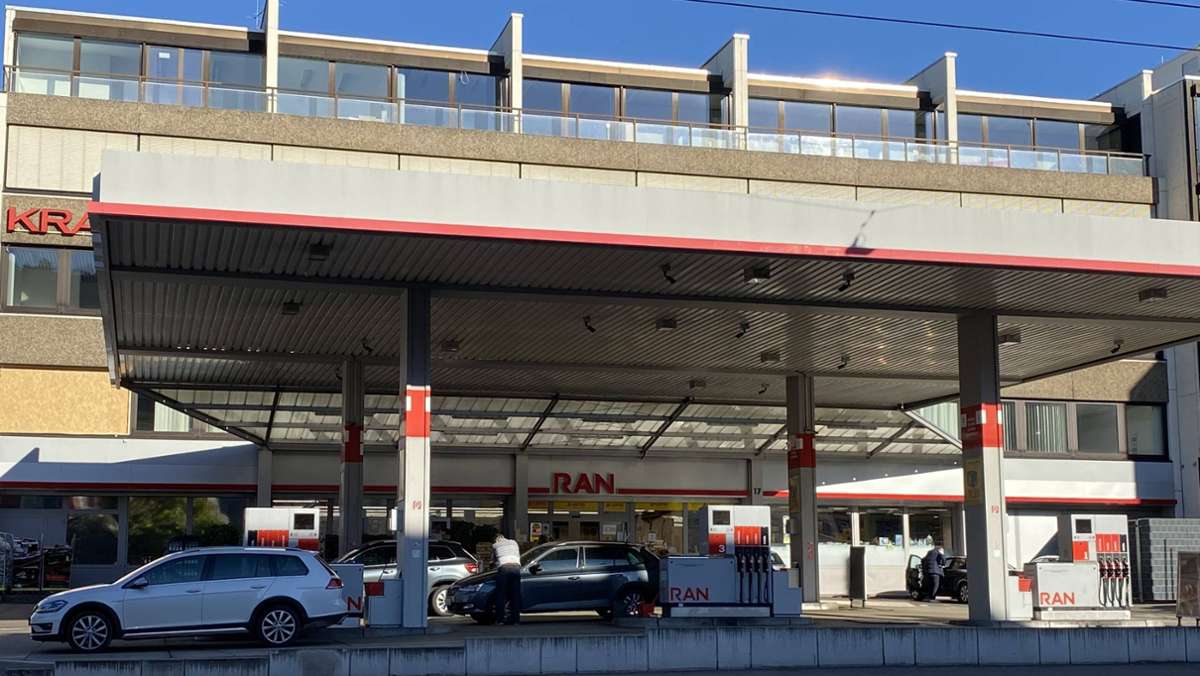 Überfall auf Tankstelle in Stuttgart-Wangen: Polizei sucht mit Fotos nach Tätern