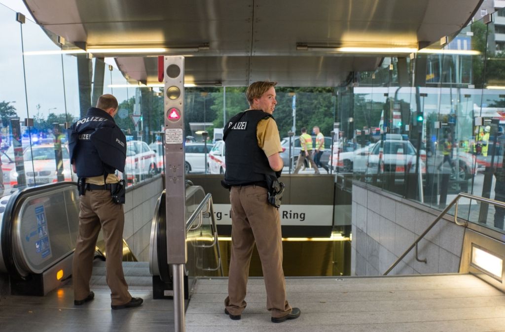 Nach einer Schießerei in München wardie Polizei mit einem Großaufgebotunterwegs und bewachte zum Beispiel Unterführungen.