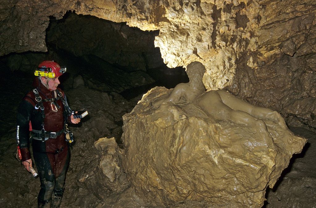 Aus Höhlenlehm haben die Forscher eine Nixe geformt.