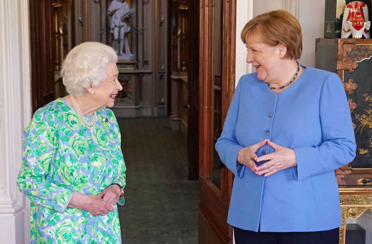 Juli 2021: Die Queen empfängt Merkel zu ihrem wahrscheinlich letzten Besuch als Bundeskanzlerin in Großbritannien. Für Queen Elizabeth II. ist hingegen auch nach 69 Jahren auf dem Thron kein Ende in Sicht: Die Monarchin hatte wiederholt versprochen, ihrem Land bis zum Ende ihres Lebens als Königin dienen zu wollen.
