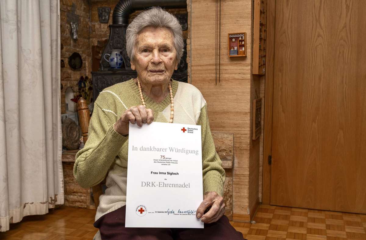 Für 75 Jahre beim DRK gab es für Irma Sigloch die Ehrennadel. Foto: Jürgen Bach/Jürgen Bach