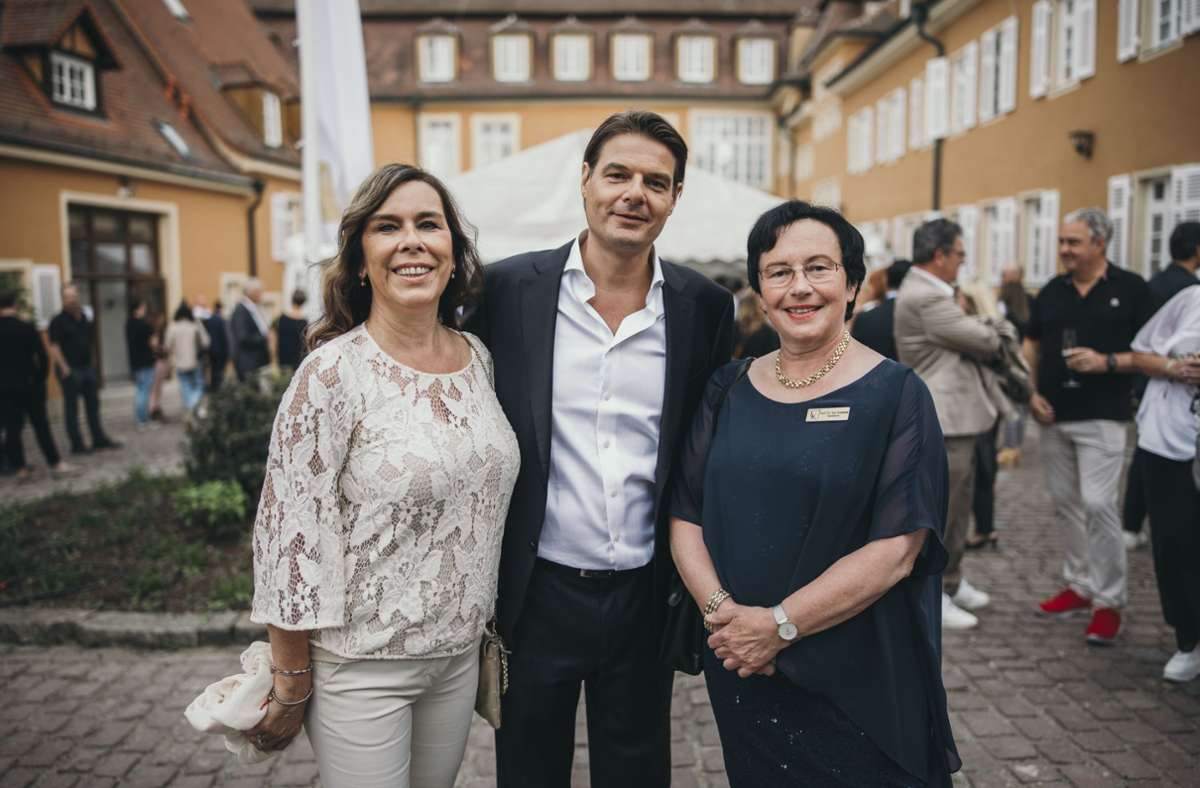 Klinik-Geschäftsführerin Silke Reichmann, Matthias Bühler, der Vorstandsvorsitzende der Bühler Health Care AG, und die Ärztliche Direktorin Isa Sammet (von links).
