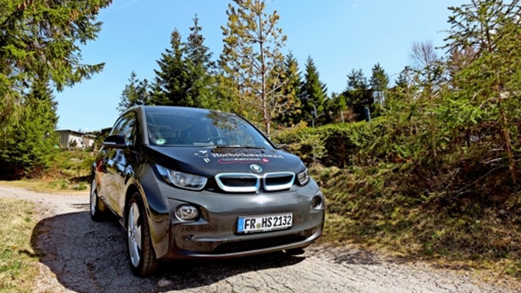  Die Hochschwarzwald Tourismus Gesellschaft (HTG) bietet Urlaubern in diesem Sommer erstmals Car-Sharing mit Elektroantrieb. Die HTG setzt auf Nachhaltigkeit und vermietet stundenweise 25 Elektro-BMWs des Typs i3 an Urlauber und Einheimische. 