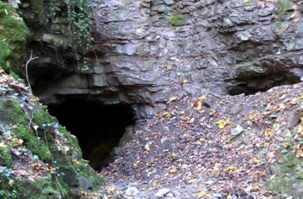 Tipp 8: Im Roggental bei Geislingen liegt das Mordloch. Nur erfahrene Höhlengänger sollten sich in das Innere der 4382 Meter langen, wasserführenden Höhle vorwagen. Gruseln lässt es sich auch vortrefflich von außen: Seinen martialischen Namen hat das Mordloch der Legende nach, weil sich Wilderer hier der Leiche eines Schlossförsters entledigt haben sollen.