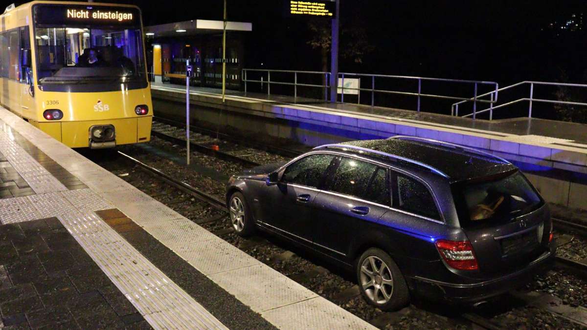  Eine 69-jährige Mercedes-Fahrerin gerät am Donnerstagabend in Hofen ins Gleisbett der Stadtbahn und fährt Hunderte Meter in Richtung Haltestelle Max-Eyth-See. Ein Kran muss anrücken, um das Auto zu bergen. 