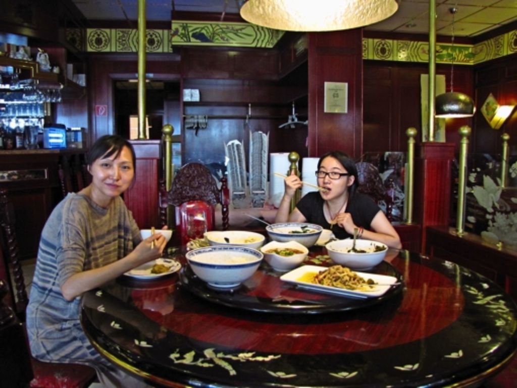 Juan He (links) und Yu Quan mit einem typisch chinesischen Frühstück Foto: Eveline Blohmer