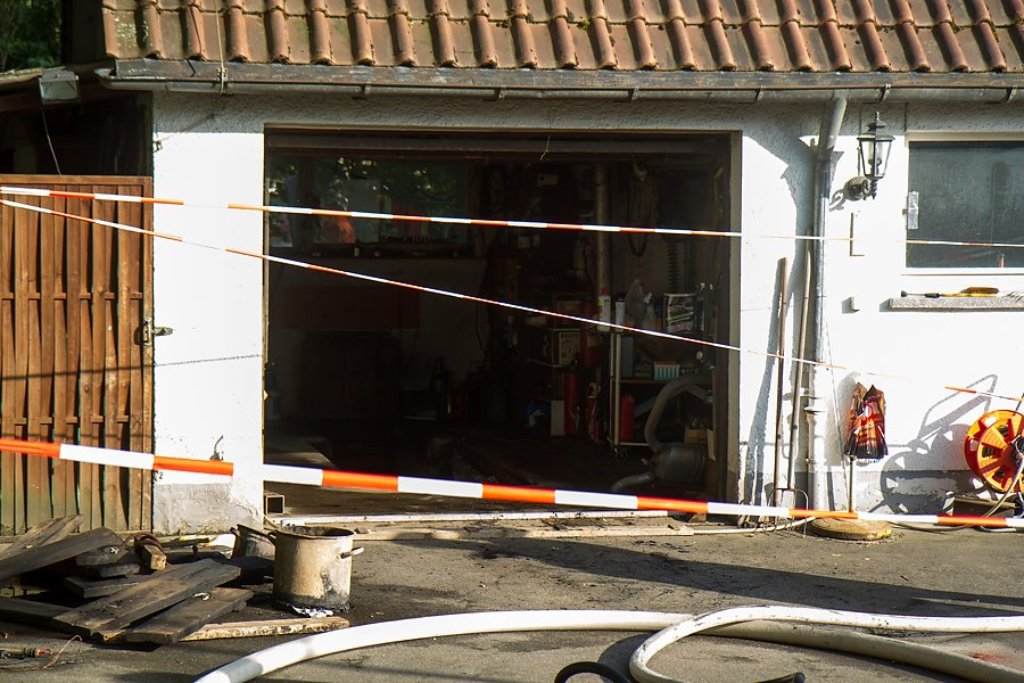Bei Flexarbeiten ist es am Dienstag in einer Garage in Ditzingen zu einer Verpuffung in gekommen. Ein 87-Jähriger wird bei dem anschließenden Feuer so schwer verletzt, dass er am Mittwochmorgen im Krankenhaus verstirbt.