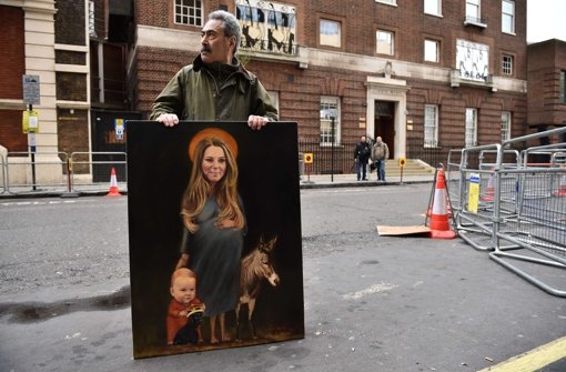 Ist das nicht etwas übertrieben? Ein Fan der königlichen Familie malte die schwangere Kate in Anlehnung an die heilige Mutter Maria. Weitere wartende Royalisten zeigt die folgende Fotostrecke. Foto: AFP
