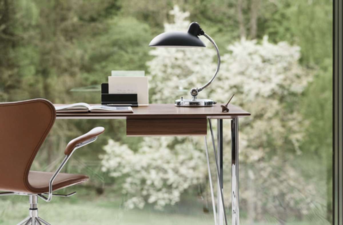 Noble 50er-Jahre-Möbel. Schreibtisch „FH 3605“ aus dem Jahr 1955 von Arne Jacobsen samt dem berühmten Stuhl der „Serie 7“, hier auf Rollen fürs Homeoffice.