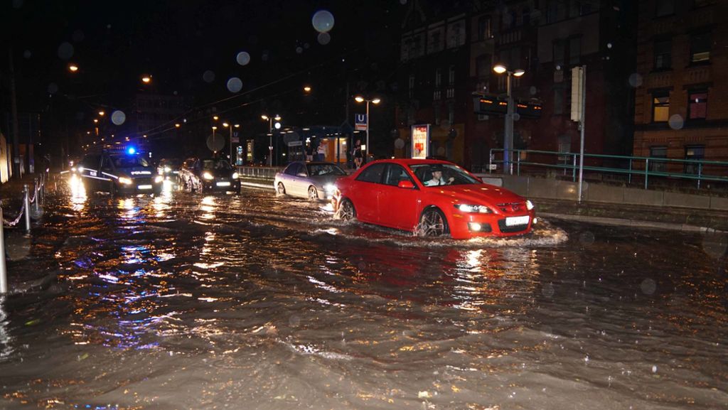 Heftiges Unwetter über Stuttgart: Autos kämpfen sich durch Wassermassen auf der Straße