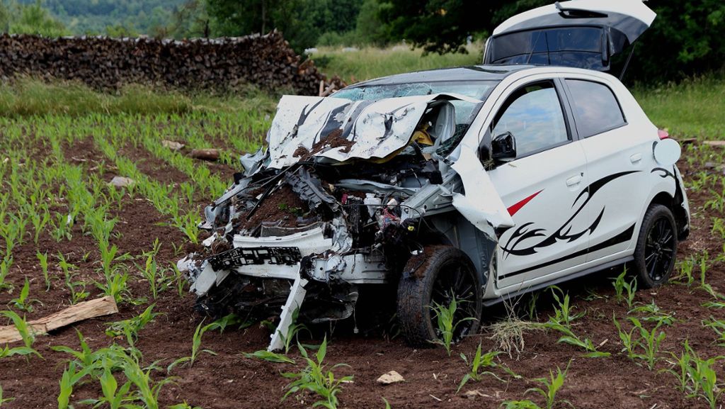 Unfall in Remshalden: Auto durchbricht Holzstapel und fängt Feuer