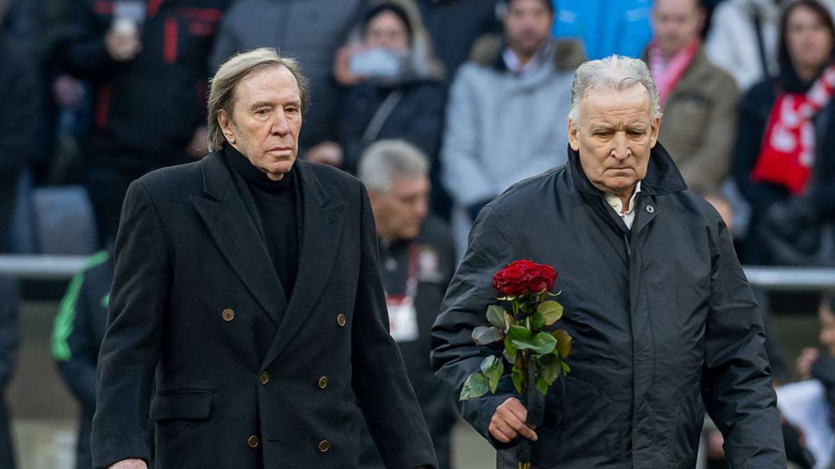 Einer seiner letzten Auftritte in der Öffentlichkeit: Andreas Brehme (re.) mit Günter Netzer bei der Trauerfeier für Franz Beckenbauer im Januar in der Münchner Allianz Arena.
