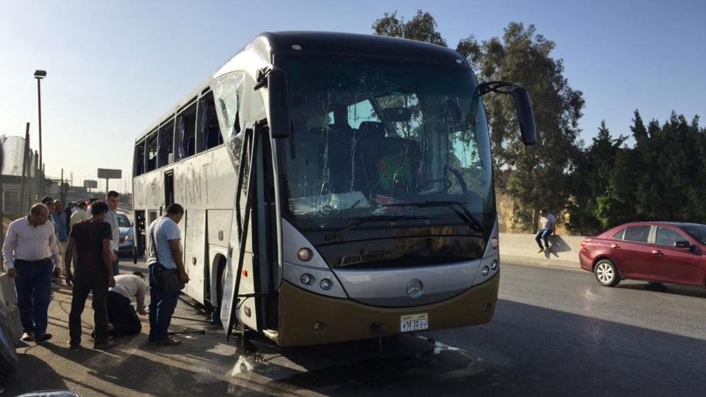  Mehrere Menschen sind bei einem Bombenanschlag nahe den Pyramiden von Gizeh verletzt worden. Der Sprengsatz sei am Straßenrand explodiert, als ein Touristenbus vorbeifuhr. 