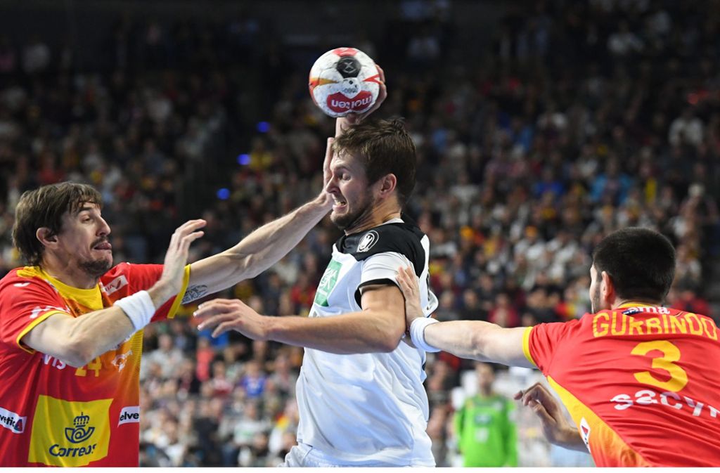 Fabian Böhm (Mi.) gegen die Spanier Viran Morros (l.) und Eduardo Gurbindo im WM-Hauptrundenspiel 2019, das Deutschland mit 31:30 gewann.