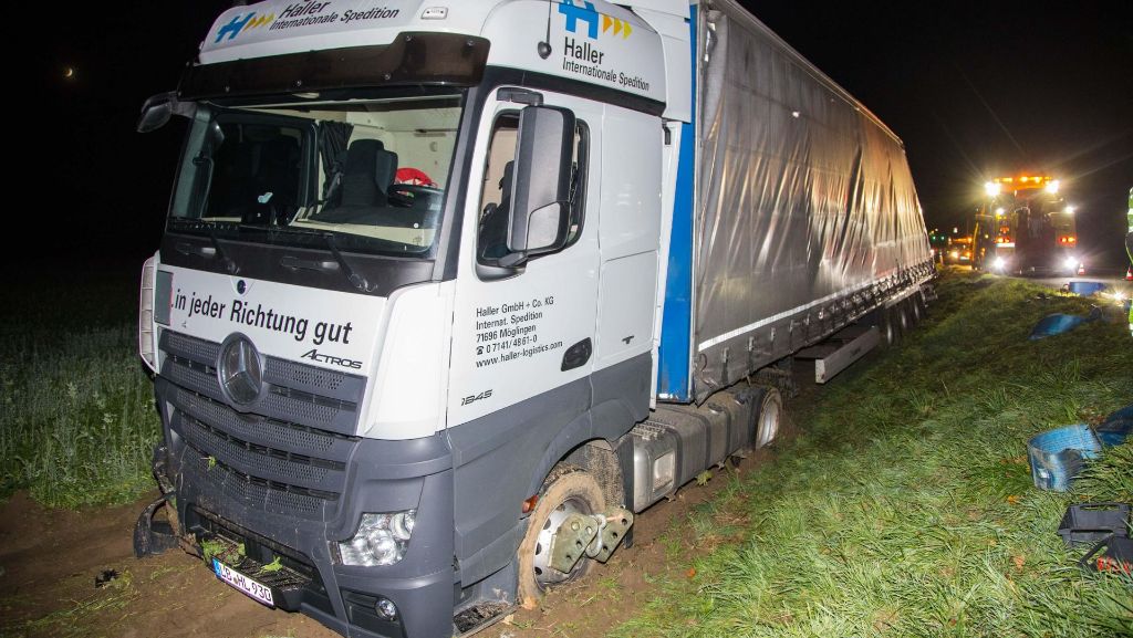 LKW-Unfall in Ludwigsburg: Sattelschlepper fährt in den Acker