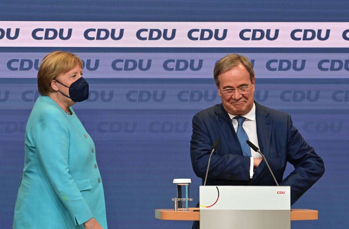 Das Ende der Ära von Kanzlerin Merkel – hier mit Armin Laschet – steht in den Kommentaren der Weltpresse im Vordergrund.