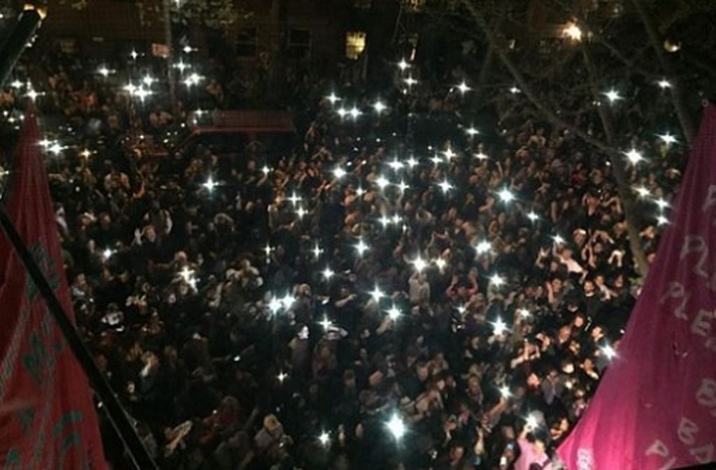 Etwa 1000 Fans feierten mit Filmemacher Spike Lee im New Yorker Viertel Brooklyn eine Party, um der verstorbenen Musiklegende Prince zu gedenken.