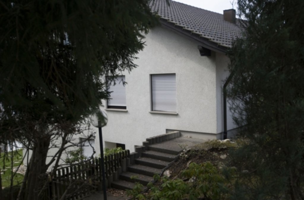 In diesem Haus in Ebingen lebte das Ehepaar, das der 46-Jährige getötet haben soll. Foto: dpa