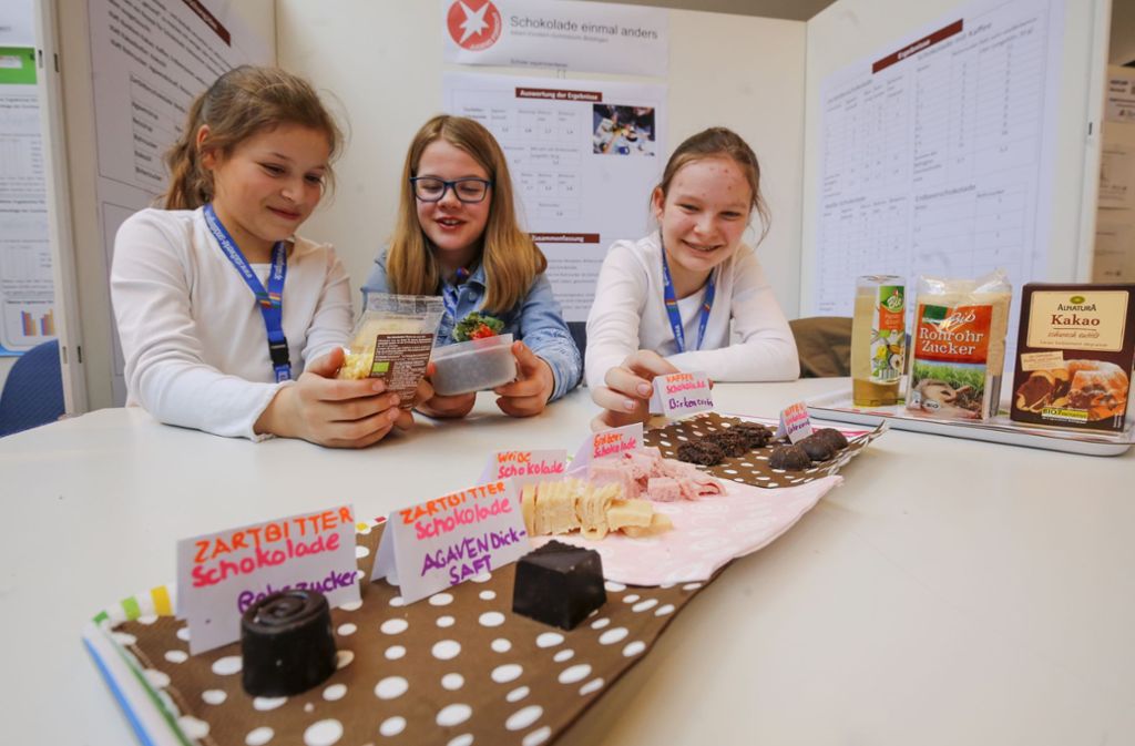 Julia, Nora und Jana vom Böblinger Albert-Einstein-Gymnasium (von links) haben ihre Leidenschaft für Schokolade zum Forschungsthema gemacht.
