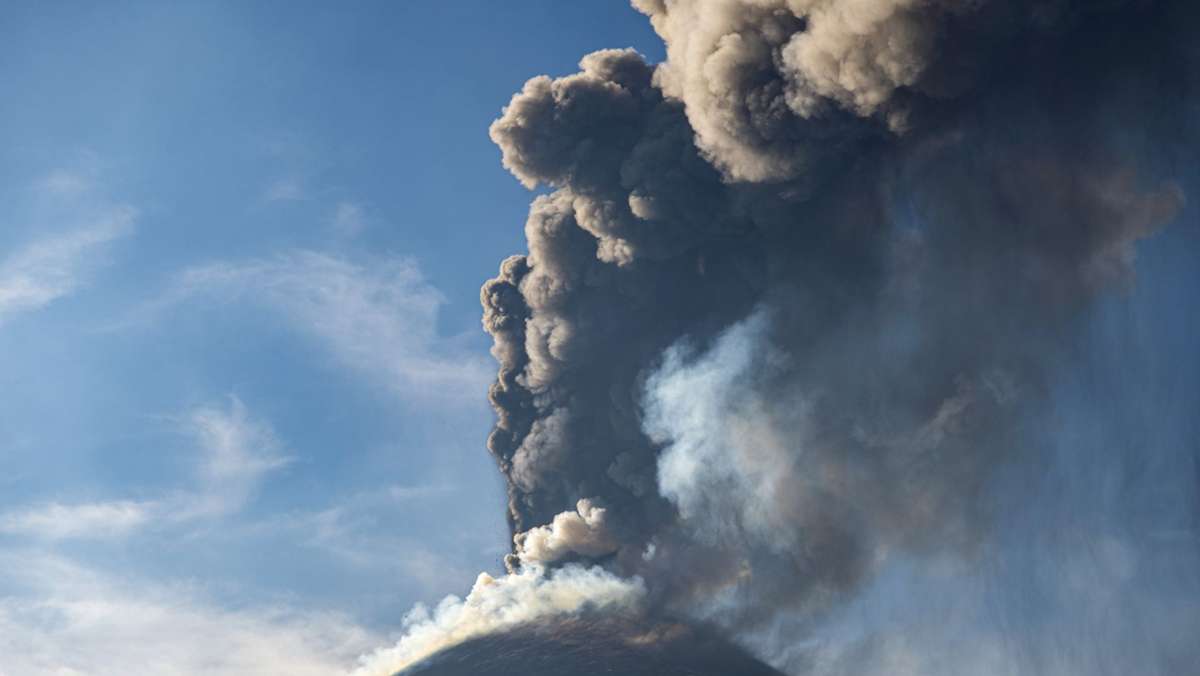 Sizilien: Vulkan Ätna spuckt Lava und Asche - Flughafen Catania vorerst geschlossen
