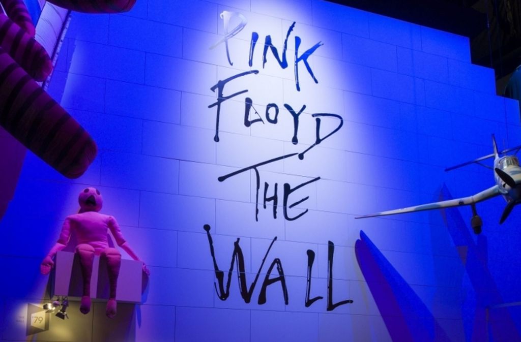 In dieser nachgebauten Kulisse von Pink Floyds The-Wall-Tour 1980-81 sind original Kostüme, Requisiten, Masken, aufblasbare Figuren und Bühnenbilder zu sehen. Die Tour gastierte auch acht Nächte lang in Dortmund.