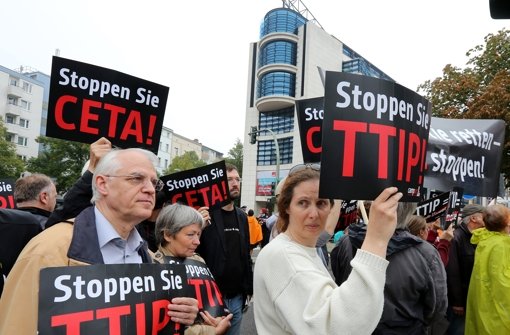 Demonstration gegen die Freihandelsabkommen Ceta (mit Kanada) und TTIP (mit den USA) in Berlin Foto: dpa