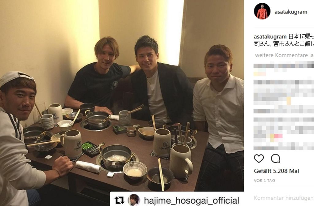 Takuma Asano beim Essen mit Freunden.