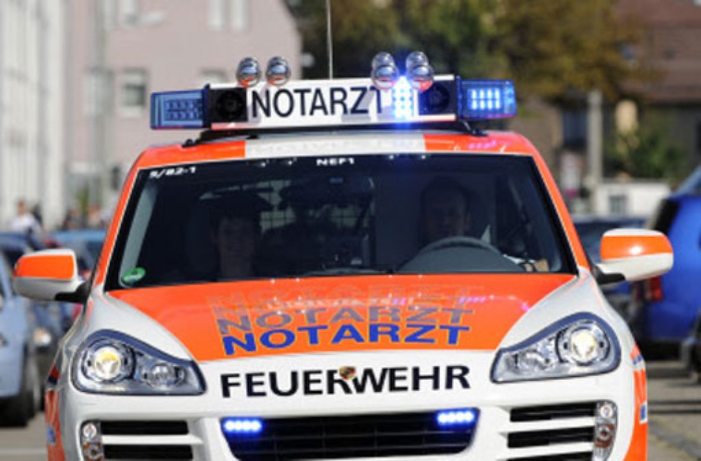 Nach einem Unfall in Feuerbach sind zwei Männer in ihrem Auto eingeklemmt und müssen von den Rettungskräften befreit werden. Diese und weitere Meldungen der Stuttgarter Polizei. (Symbolfoto) Foto: dpa