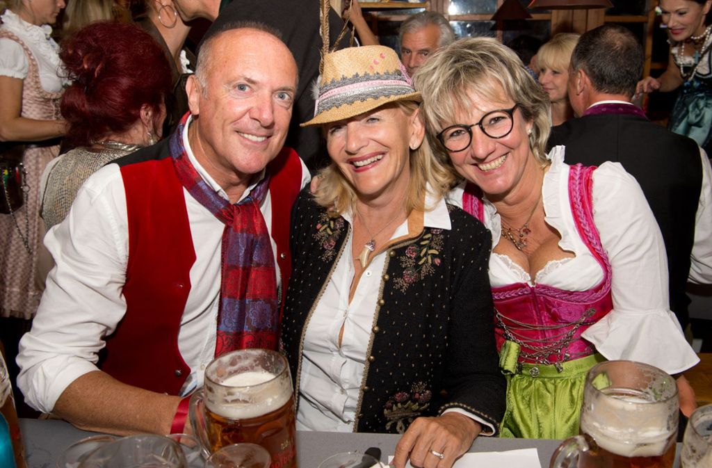 Bestseller-Autorin Gaby Hauptmann (Mitte) mit ihrem Lebensgefährten Josef „Pep“ Schmidbauer und Moderatorin Petra Klein ( links)