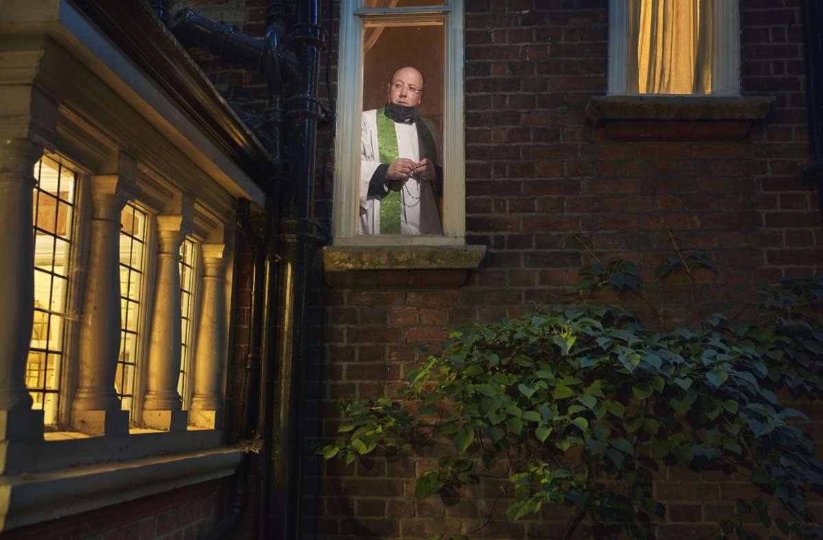 Pfarrer Kevin am Lockdown Tag 70. Für ihr Projekt „Looking out from within“ hat Julia Fullerton-Batten die unterschiedlichsten Menschen während des Lockdowns in London fotografiert.