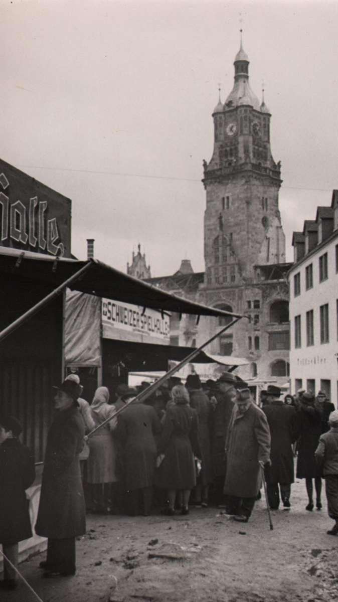 Weihnachtsmarkt im Jahr 1949 mit „Schweizer Spielhalle“ vor dem Rathausturm.