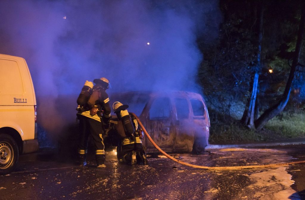 Die Feuerwehr löscht das brennende Auto in der Bopserwaldstraße in Stuttgart.