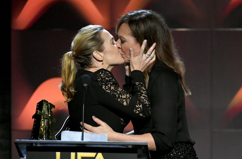 Vor Freude über ihre Auszeichnung küsste Kate Winslet die Schauspielerin Allison Janney auf der Bühne.