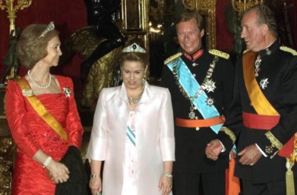 Wie in anderen konstitutionellen Monarchien obliegen auch dem Luxemburger Großherzogpaar nur repräsentative Aufgaben. Hier werden Henri und Maria Teresa von König Juan Carlos (rechts) und Königin Sofia (links) von Spanien empfangen.