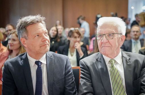 Der baden-württembergische Ministerpräsident Winfried Kretschmann mit dem Bundeswirtschaftsminister Robert Habeck Foto: dpa/Kay Nietfeld