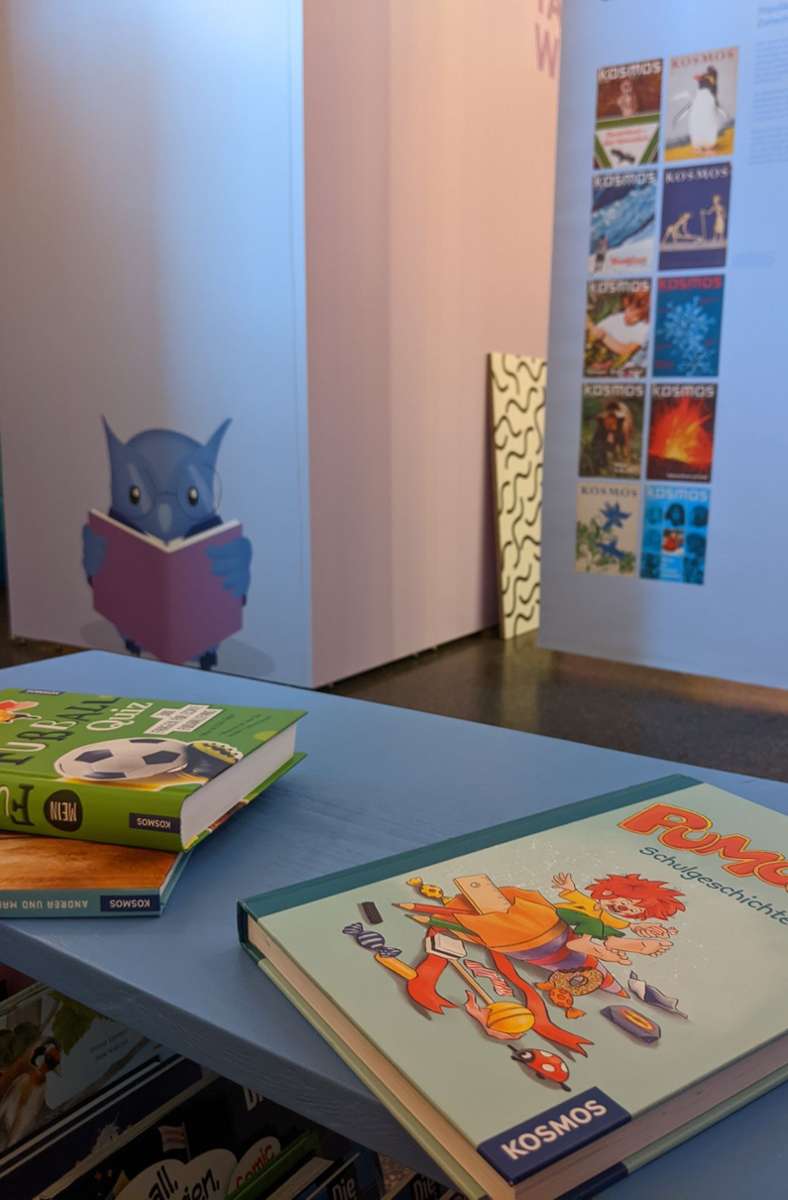 Blick in die Ausstellungsecke, die dem Jugendbuchprogramm des Kosmos-Verlags gewidmet ist. Im Hintergrund sind Cover der Zeitschrift „Kosmos“ zu sehen.